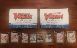 2 kpl Vanguard laatikkoja kortteineen ja keräilytavaroineen