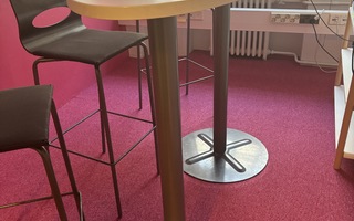 Baaripöytä + 3 tuolia, 140x60cm ja korkeus 109cm
